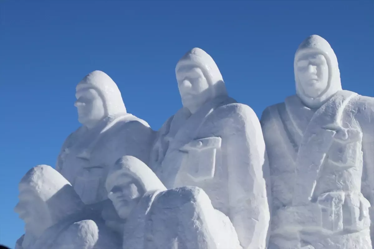 Sarıkamış'ta Soğukla Gelen Anlamlı Anma: Kardan Heykel ve Türk Bayrağı