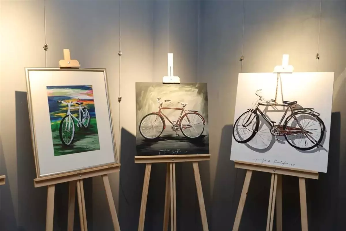 Talas'ta Bisiklet Rüzgarı: Tuğçe Kalfa’nın Yeni Sanat Sergisi Açıldı
