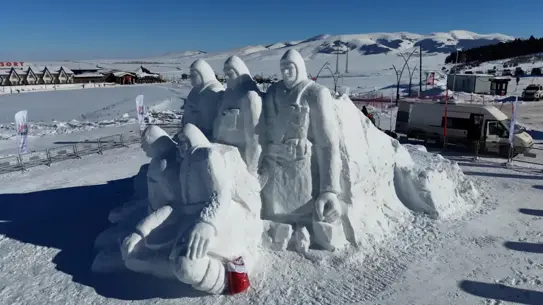 Buz heykelleri ve ziyaretçiler