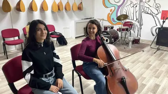 Gençlerin enstrüman çalarken fotoğrafı