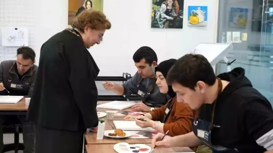 Renkli Tuvaller atölyesinden bir an, çocuklar tuval üzerine renkli dokunuşlar yapıyor