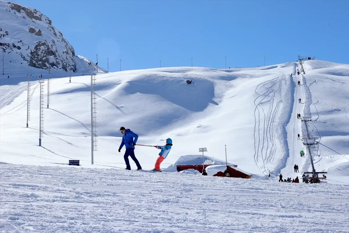 Mergabütan Kayak Merkezi'nde Kar Kalınlığı Rekor Kırdı, Tatilciler Akını Başladı
