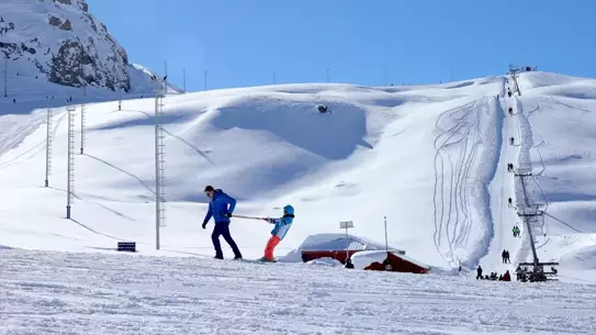 Kayak pistinde kar manzarası