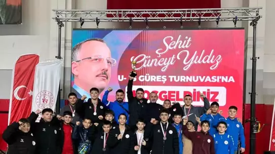 Turnuvada madalya kazanan Korkuteli güreşçileri