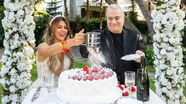 Çiftin birlikte gülümsemesi