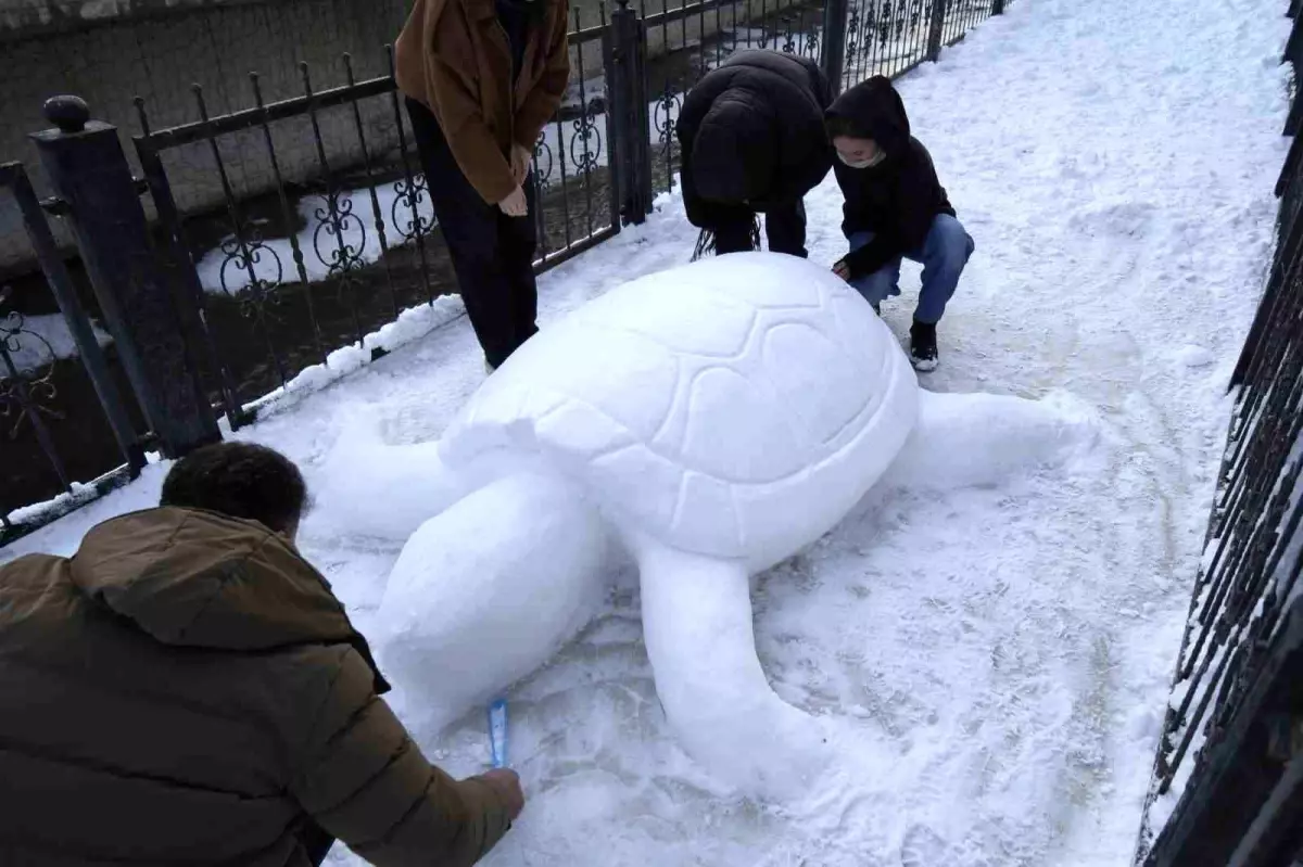 Gümüşhane’de Kış Rüyası: Cihan Oral’ın Kardan Kaplumbağa Heykeli