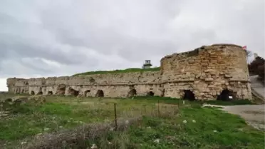 Bakan Ersoy, Seddülbahir Kalesi'ni ziyaret ederken