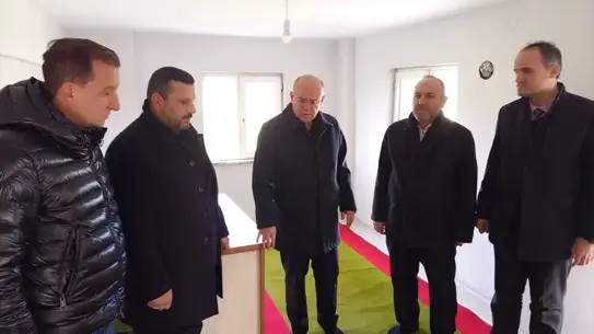 Kıvırcık marul seralarında çalışan çiftçiler