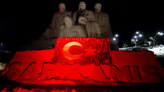 Kardan şehit heykellerinin ışıklandırılmış görüntüsü