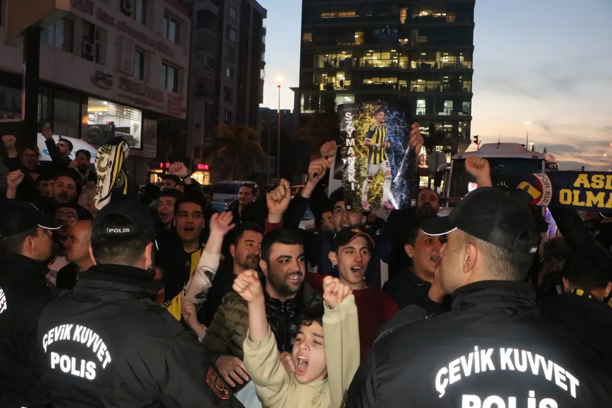 Fenerbahçe, Adana’da Süper Kupa Yarı Finali Öncesi Taraftarlarıyla Buluştu
