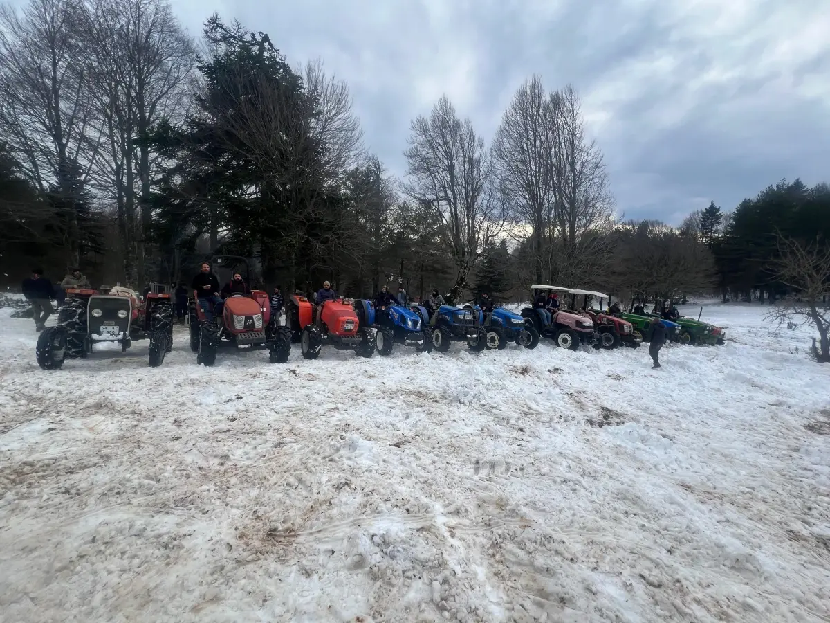 Pamukova’da Karla Kaplı Yaylada Traktör Off‑Road Macerası Buzlu Yolculuk!