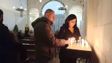 Törene katılan kalabalık ve süslemeler