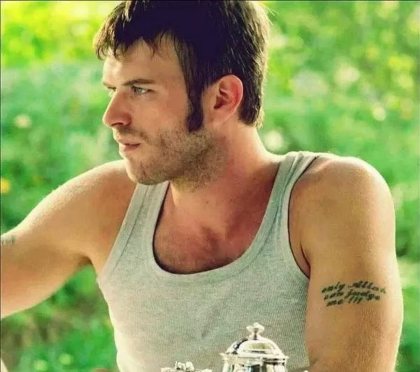 Cem Yılmaz sahnede dövme şakası yapıyor