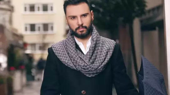 Alişan’ın “kalkık kaş” fotoğrafı sosyal medyada fırtına estirdi