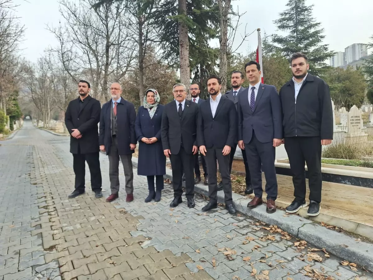 Arif Nihat Asya’nın 51. Yıl Anısına Duygusal Tören: Dualar ve Karanfiller