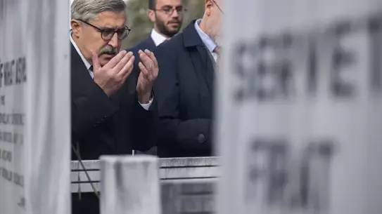 Arif Nihat Asya mezarı