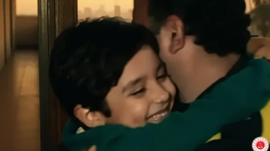 Anma videosundan bir kare, şehitlerin fotoğrafları ve İzmir silueti