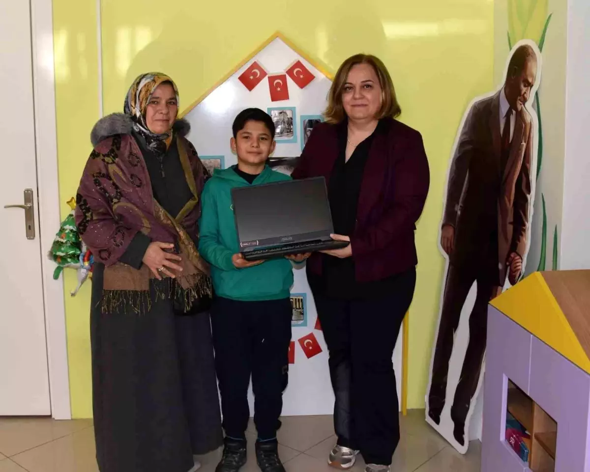 El Sanatları Sergisi Geliriyle 9,5 Yaşındaki Kanser Çocuğuna Dizüstü Bilgisayar