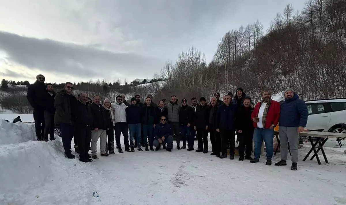 Posof'ta Bembeyaz Kış Pikniği: Kar Üstünde Mangal ve Kızak Keyfi