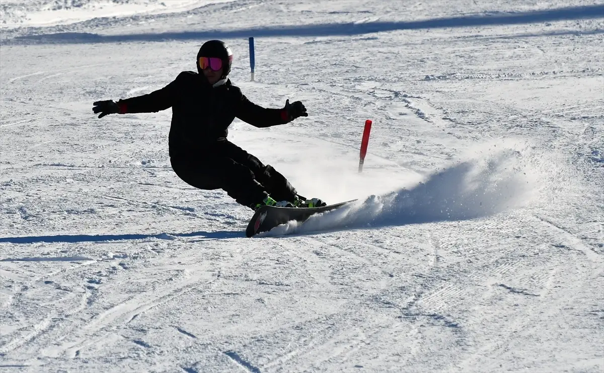 Sarıkamış Kayak Merkezi'nde Buzlu Rekabet: Alp Disiplini ve Snowboard Şöleni