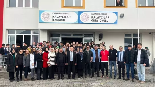 Muzaffer Ramazan Çaylı öğrencileriyle