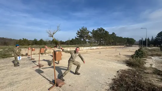 Komando yarışmasından aksiyon fotoğrafı