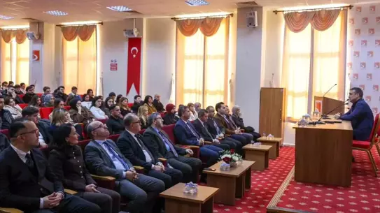 Etkinlikte konuşma yapan Vali Faik Oktay Sözer