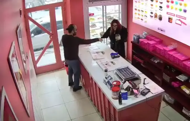 Müşterilerin şaşkın bakışları