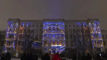 Festivalin ana sahnesindeki ışık gösterisi