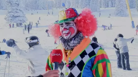 Uludağ’da Palyaço Kostümüyle Kayak Şovu: Mücahit Değirmenci Tatilcileri Neşelendirdi