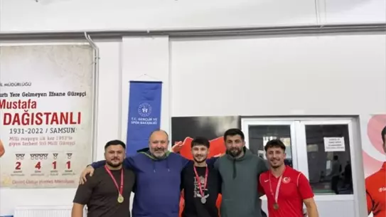 Güreş müsabakası sırasında Asarcık sporcuları