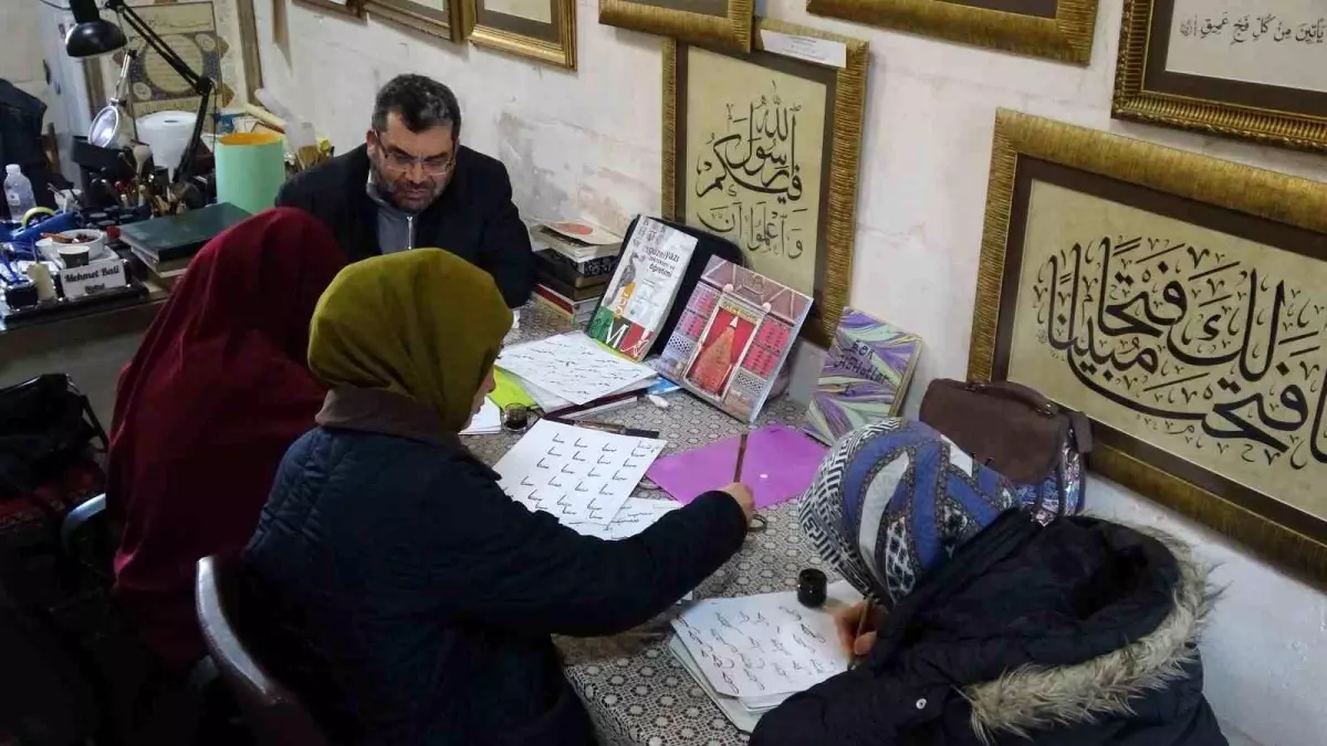 63 Yaşındaki Hattat Mehmet Bali'den Gençlere Hat Sanatı Desteği