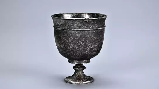 Mezarda bulunan lahit ve süslemeler