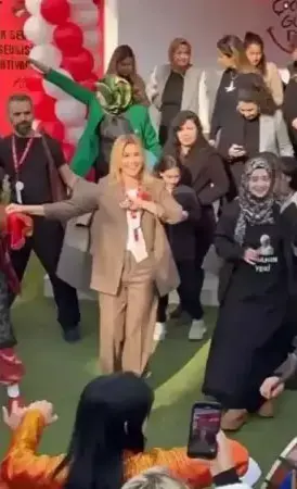 Halay tartışması sırasında çekilen fotoğraf