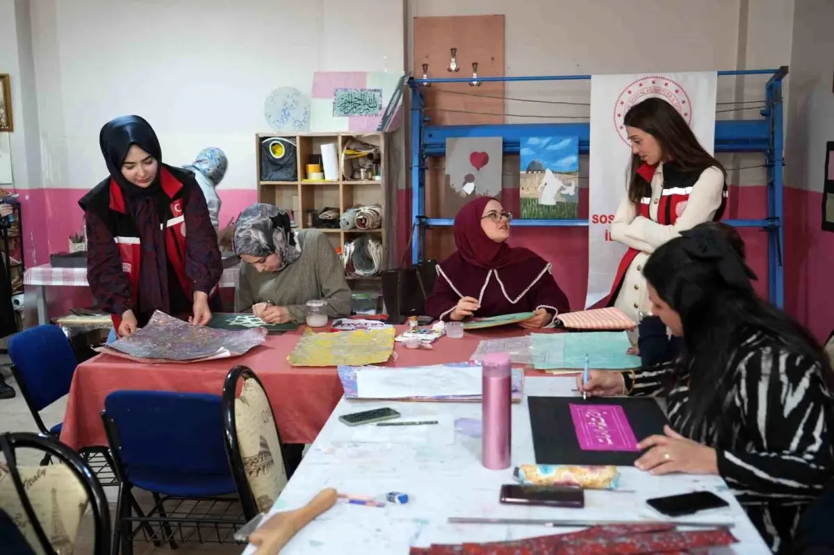 Muş’ta Şehit Yakınları ve Gaziler İçin Ebru Sanatı Atölyesi Büyük İlgi Görüyor