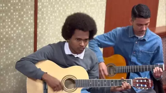 Gitar ve bağlama dersinde öğrenciler