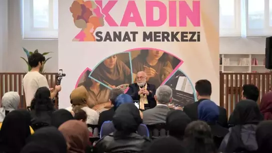 Ebru ustası Hikmet Barutçugil çalışırken