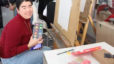 Engelli gençlerin atölyede çalışırken çekilmiş fotoğrafı