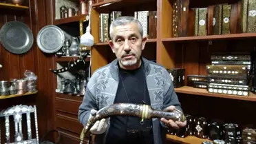 Sedef kakma ile süslenmiş antika bir silah