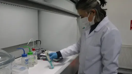 Laboratuvar içinde çalışan uzmanlar ve ekipmanlar