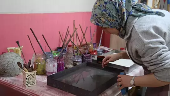 Ebru kursu sırasında katılımcılar