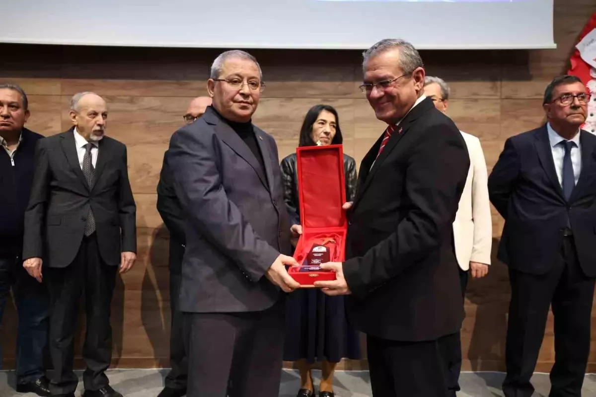 Denizli'de Basın Şöleni: 40 Yıllık Tecrübenin Sahiplerine Meslek Onur Ödülü Takdim Edildi