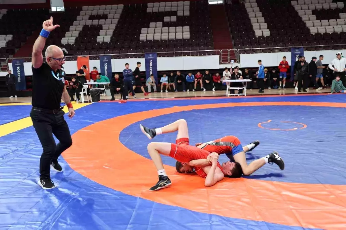 Elazığ’da B Gençler Güreş Müsabakaları Yoğun Katılım ile Sürüyor