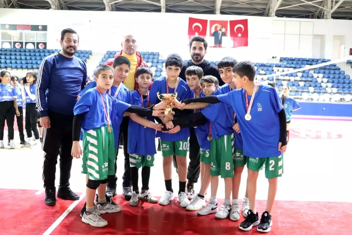 Yüksekova Vali Erdoğan Gürbüz Ortaokulu Hakkari Voleybol İl Birinciliğinde Şampiyonluğa Koştu