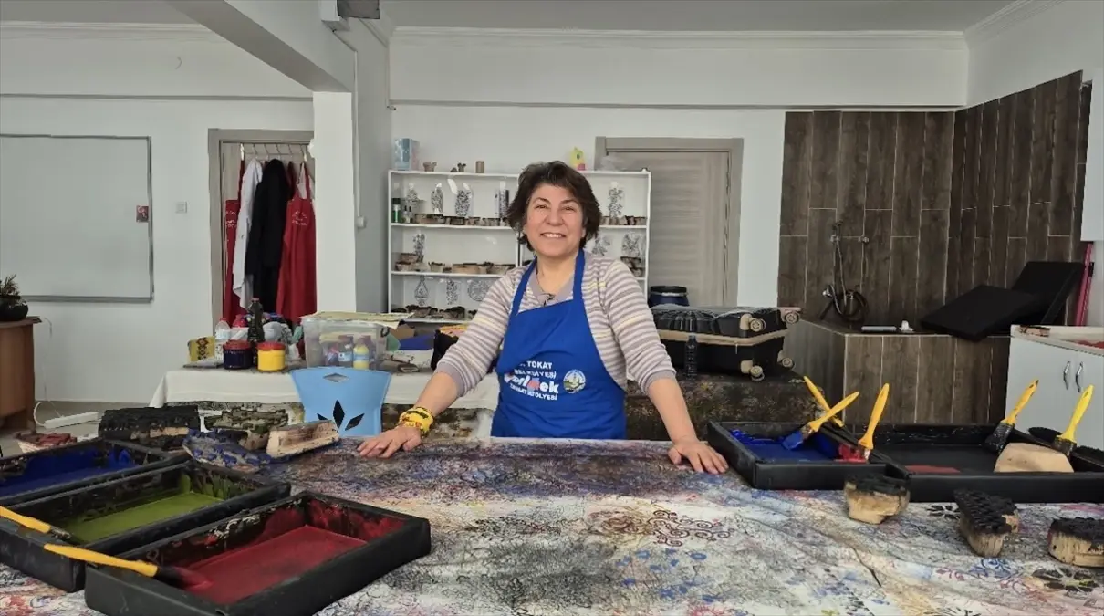 Ebru Sanatçısı Adalet Özdürük, Tokat’ta Geleneksel Baskı Tekniklerini Öğreniyor