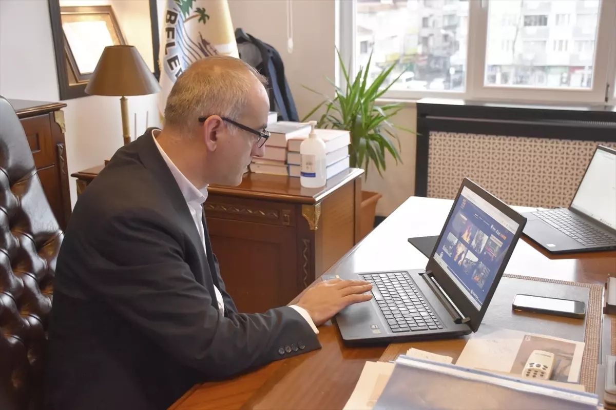 Yakakent Belediye Başkanı Aydoğdu, 2025 Yılın Kareleri Yarışmasında Fotoğrafları Değerlendirdi