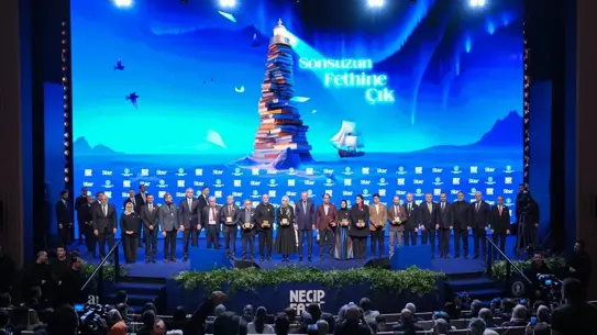 Erdoğan sahnede konuşma yapıyor