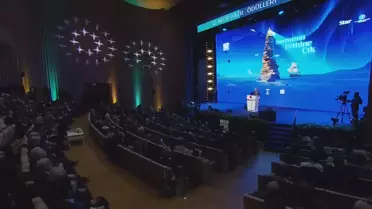 Tören sahnesinde sanat eserleri