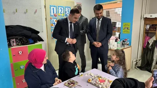 Kaymakam Beyazıt çocukların eserlerini incelerken