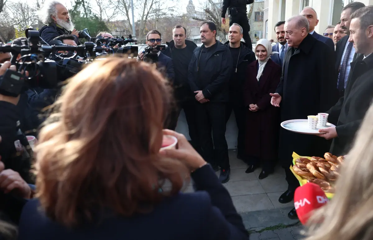 Erdoğan, Tophane'de Gazetecilerin Günü'nü Kutlayarak Simit ve Meyve Suyu İkram Etti